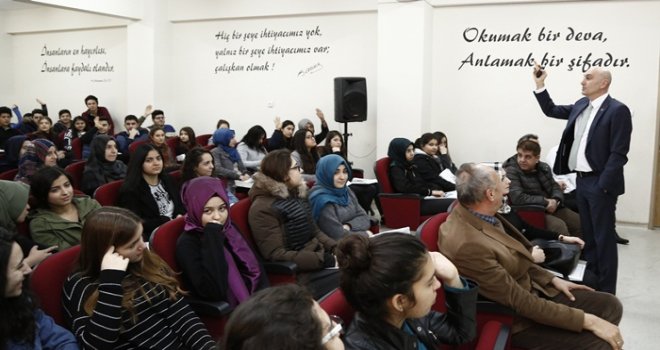 Rektör Yılmaz’dan öğrencilere kariyer planlama semineri