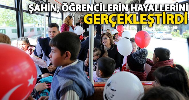 Şahin, çocukların yüzünü güldürdü!