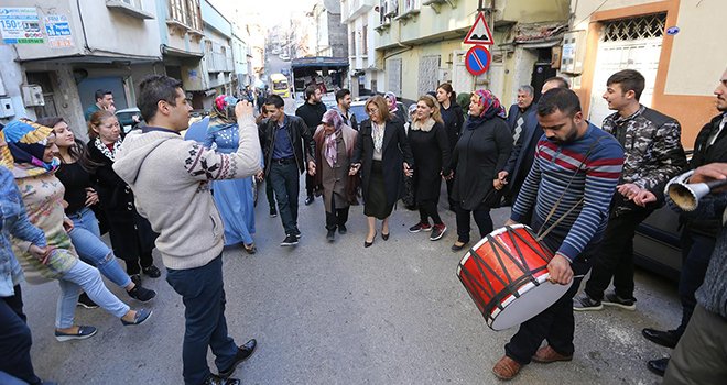 Şahin, halay çekti konvoy yolunu kesti
