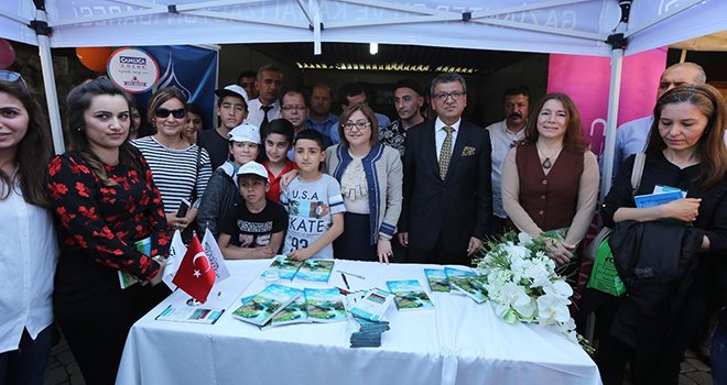 Şahin, Kitap Fuarı'nda yazarlarla bir araya geldi