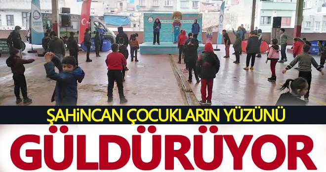 Şahincan çocukların yüzünü güldürüyor...