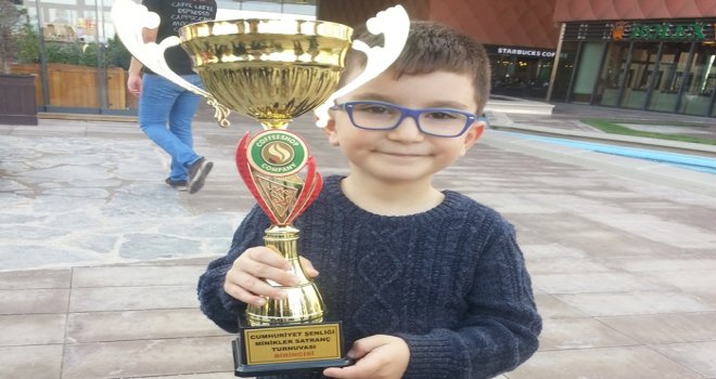 Satranç şampiyonu GKV’Li Hasan’a boyu kadar kupa