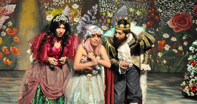 "Savaş Çiçekleri" adlı çoçuk oyunu ilgiyle izlendi