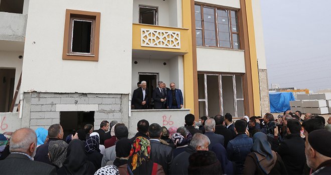 Şehit aileleri ve gaziler yeni yuvalarını gezdiler