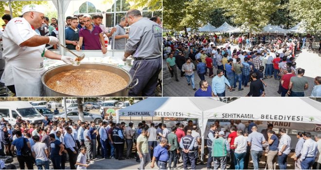 Şehitkamil'den Cuma sonrası aşure ikramı
