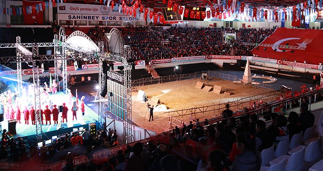 ŞEHİTLERİ ANMA GECESİNE BİNLERCE KİŞİ KATILDI