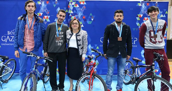 SOKAK BASKETBOLU ŞAMPİYONLARINA HEDİYE BİSİKLET