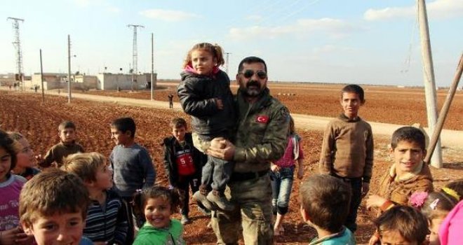 Suriye'de çocukların Türk polis sevgisi