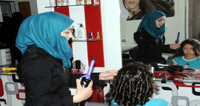 Suriyeli kadınlar, meslek öğrenip kuaför salonu açtı