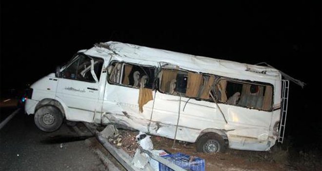 Gaziantep'te tarım işçilerini taşıyan minibüs bariyerlere çarptı: 17 yaralı