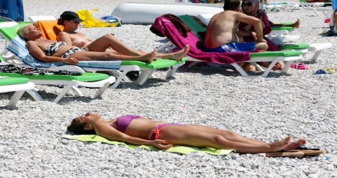 Turistlerin deniz ve güneş keyfi