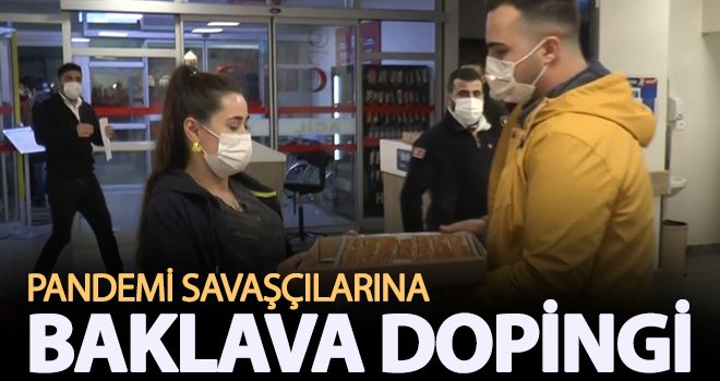  Görev başındaki polislere ve sağlıkçılara baklava sürprizi