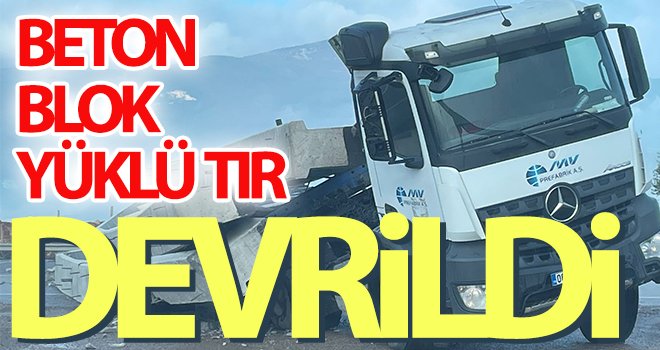 İslahiye'de beton blok yüklü tır devrildi