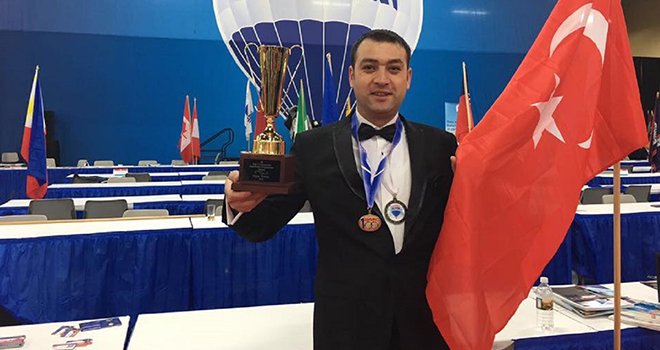 Uğur Tosun, doğum gününde 4 ödül birden aldı