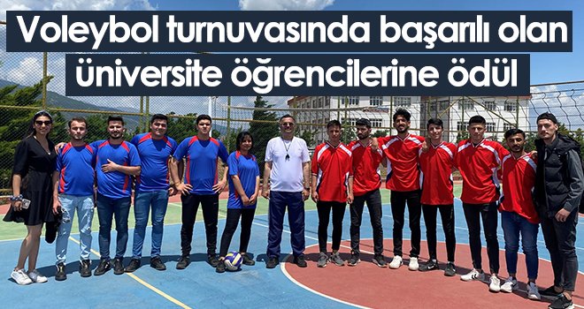  Voleybol turnuvasında başarılı olan üniversite öğrencilerine ödül