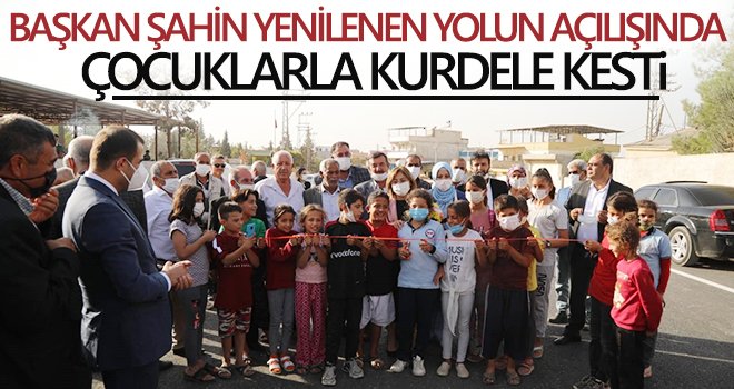  Yol ortasında çocuklarla kurdele kesti