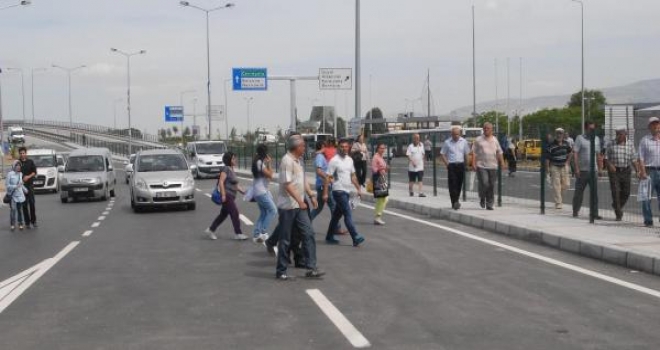 Başbakanın Açtığı Konak Tünellerinde Yaya Geçidi Sıkıntısı