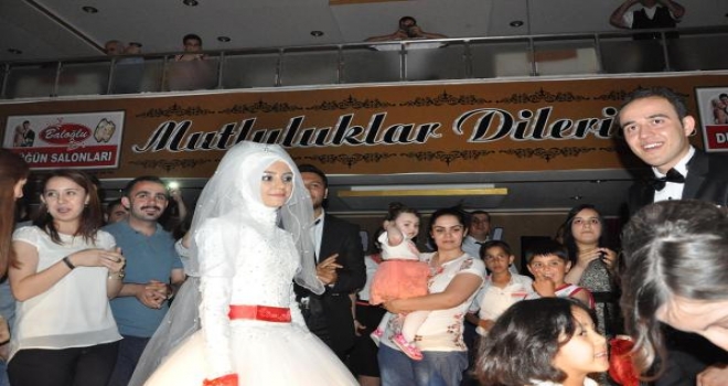 Elektriği Kesilen Düğün Salonuna Otomobilden Işık Ve Müzik