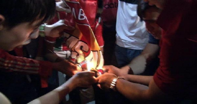 Diyarbakırda Galatasaray Bayrağı Yakıldı, Kürt Bayrakları Açıldı