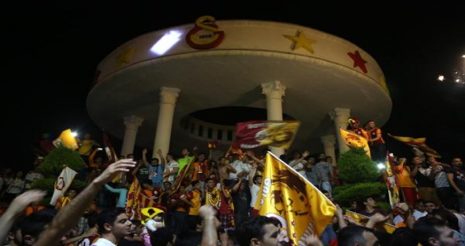 Mersinde Sarı Kırmızı Gece