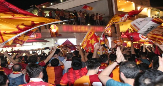 Taksim Meydanındaki Kutlamalar Gecenin İlerleyen Saatlerine Kadar Sürdü