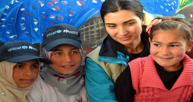 Hayranlarından Tuba Büyüküstüne Doğum Günü Hediyesi; Çocuk Gülümsemesi