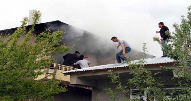 Yangında 10 Aylık Bebek Ve İki Kişi Son Anda Kurtarıldı
