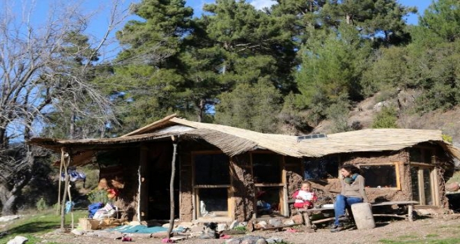 Alakırda İnşa Ettiği Çamur Evden Şikayet Üzerine Çıkartıldı