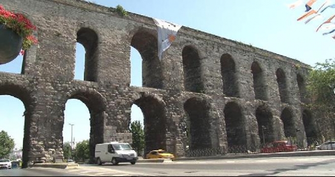 Tarihi Kemere Asılan Dev Pankart Kaldırılda, Küçük Pankartlar Asıldı