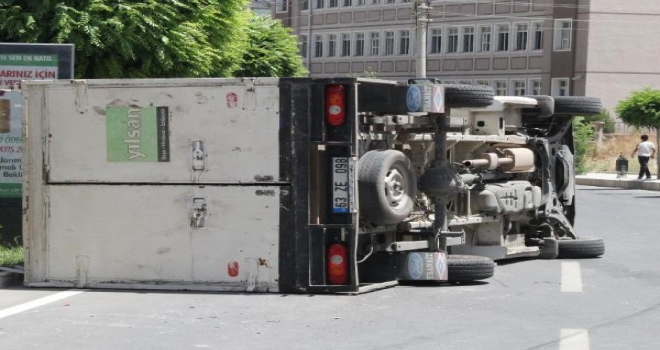 Kamyonet İle Minibüs Çarpıştı, Sürücüler Yaralandı