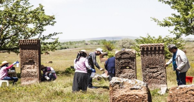 Dünyanın En Büyük Türk-İslam Mezarlığında Kazı Ve Temizleme Çalışması Başladı 