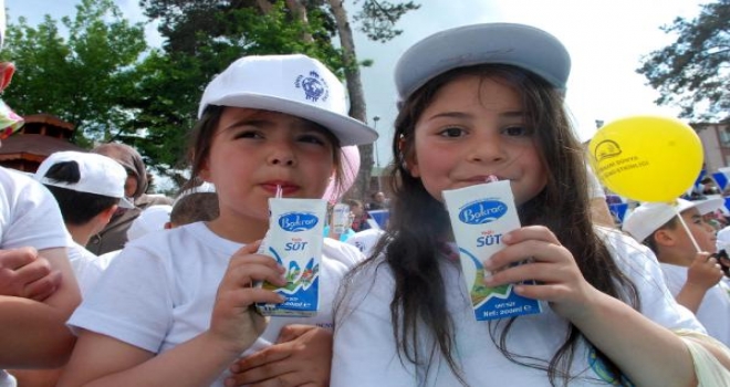 3 Bin 500 Kişi Aynı Anda Süt İçti