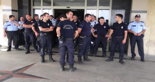 Polis Memuru Av Tüfeğiyle Kasığından Vuruldu, Saldırgan Direniyor - Ek Fotoğraflar