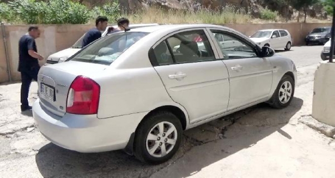 Hastane Bahçesinde Duran Otomobildeki Çanta Çalındı