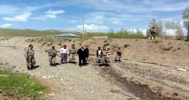 Kaybolan Minik Kızı Asker Arazide Uyurken Buldu