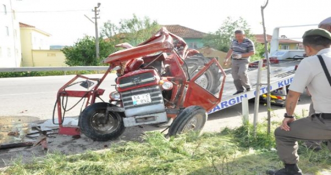 Tırın Çarptığı Traktördeki Çift Hayatını Kaybetti