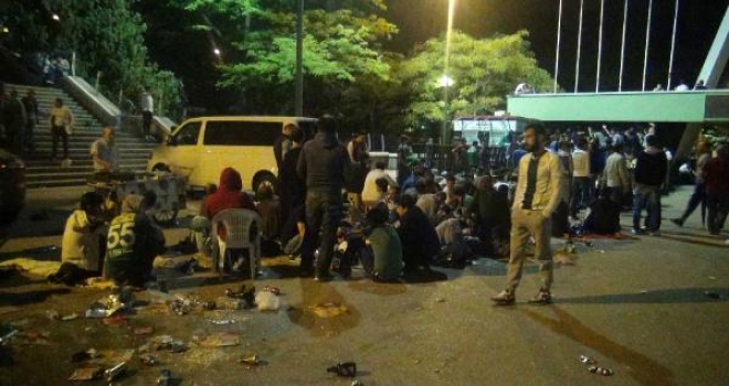 Galatasaray-Bursaspor Bileti İçin Geceyi Kuyrukta Geçirdiler