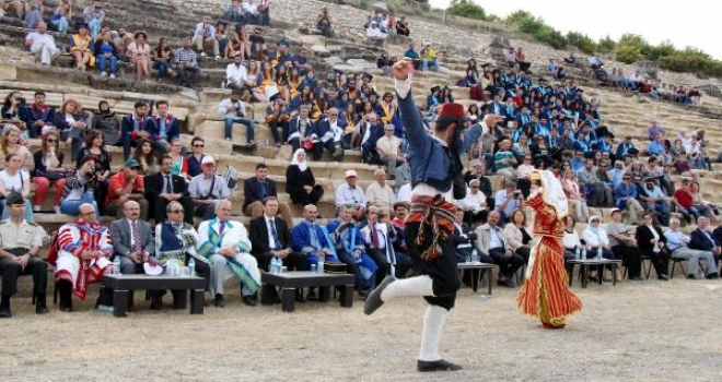 2 Bin Yıllık Antik Kentte Kep Fırlattılar