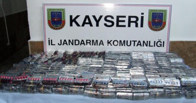 Kayseride Kaçak Sigara Ve Cinsel Uyarıcı Hap Ele Geçirildi