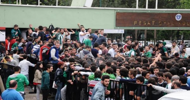 Galatasaray-Bursaspor Bileti İçin Geceyi Kuyrukta Geçirdiler (2)