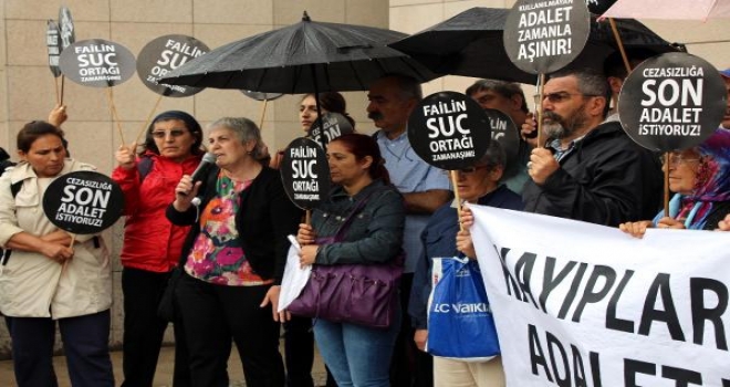 Cumartesi Annelerinden Adliye Önünde Bağsız Ayakkabı Eylemi