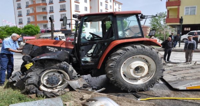  Sorgunda Minibüs Traktöre Çarpıştı: 6 Yaralı