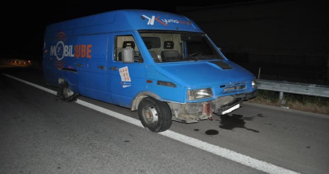 Lastiği Patlayıp, Bariyere Çarpan Kamyonetten 30 Kaçak Çıktı