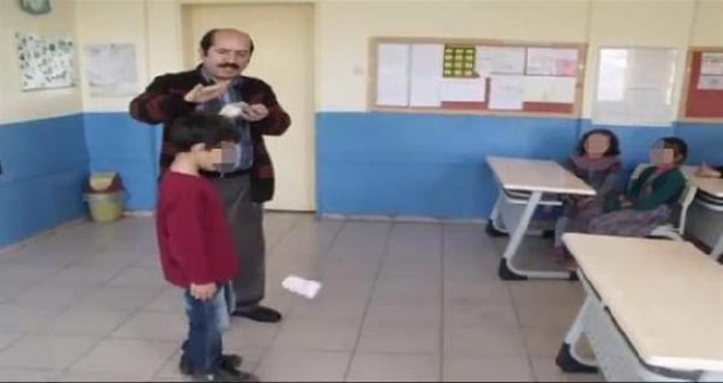 Probe Launched İnto Turkish Principal Throwing Money Over Students