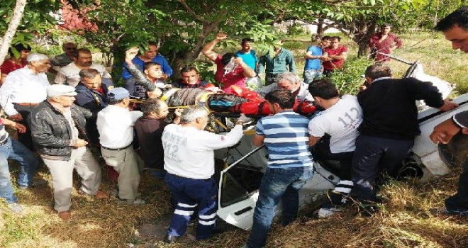 Otomobil Bahçeye Uçtu: 2 Yaralı 