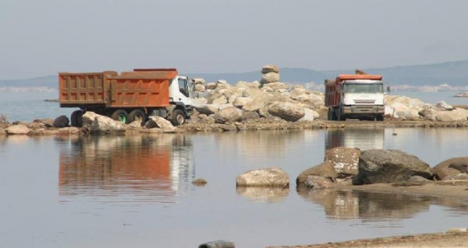Altınovada Sezon Öncesi Mendirek İnşaatına Tepki