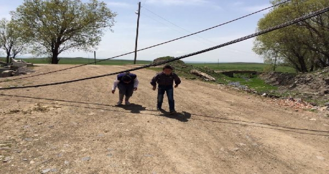 Devrilen Telefon Direklerinin Kaldırılmamasına Tepki