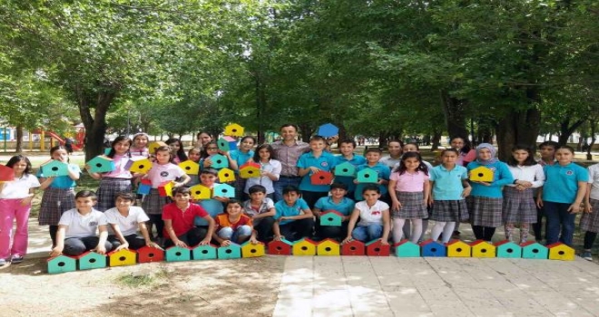 Nusaybinli Öğrenciler, Kuşlar İçin 100 Ev Yapıp, Ağaçlara Astı