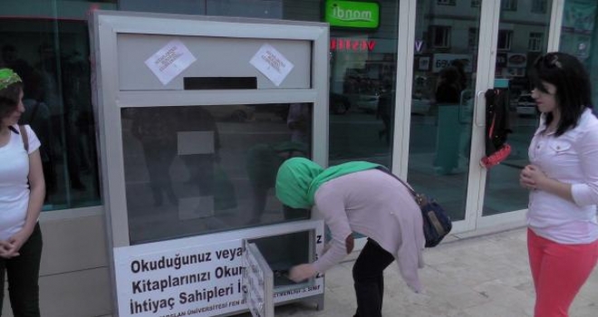 Muşta Üniversitelilerden Köy Okulları İçin Kitaplık Kumbara
