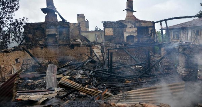 Karabükde 3 Ev Yandı